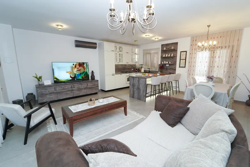 Uređeni interijer apartmana spreman za zimsko fotografiranje