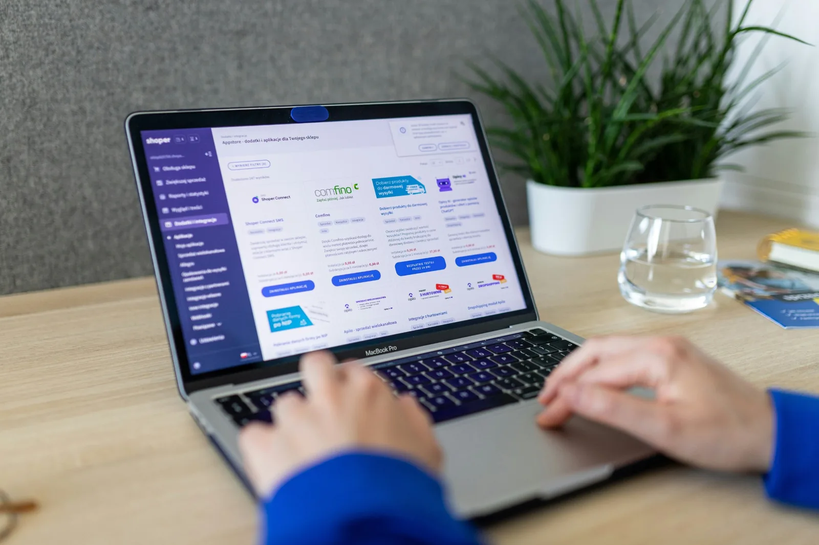 Poduzetnik za laptopom uređuje cijene u web trgovini